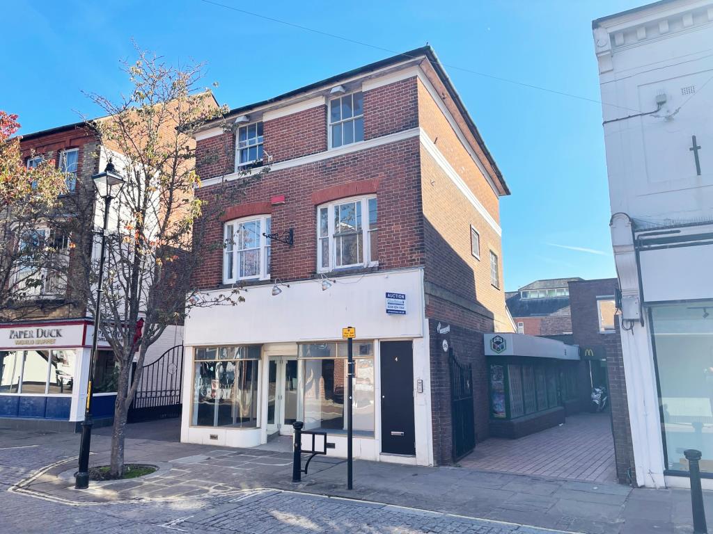 Lot: 101 - MIXED COMMERCIAL AND RESIDENTIAL PROPERTY IN TOWN CENTRE -